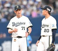 ８回、阿部（右）を降板させ、厳しい表情を見せる岸田監督（撮影・高部洋祐）