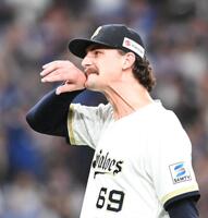 ４回、石伊に同点ソロを浴び、汗をぬぐうジェリー（撮影・高部洋祐）