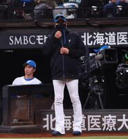 ６回、達の交代を告げる新庄監督（撮影・中島達哉）