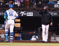 ６回、選手交代を告げる新庄監督。左は見逃し三振に倒れ、ベンチに戻る万波（撮影・中島達哉）