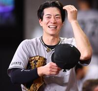 ６回、適時打を放ち、ナインに迎えられて笑顔を見せる松本（撮影・中島達哉）