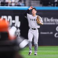 ６回、適時打を放ち、スタンドのファンの歓声に応える松本（撮影・中島達哉）