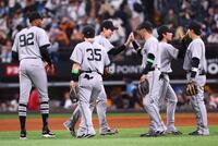 日本ハムに勝利をあげ、タッチを交わす松本（中央）ら巨人ナイン（撮影・中島達哉）
