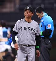 ７回、選手交代を告げる橋上監督代行（撮影・中島達哉）