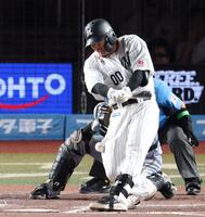 ８回、空振り後にボールが足に当たったため、三振となった池田（撮影・伊藤笙子）