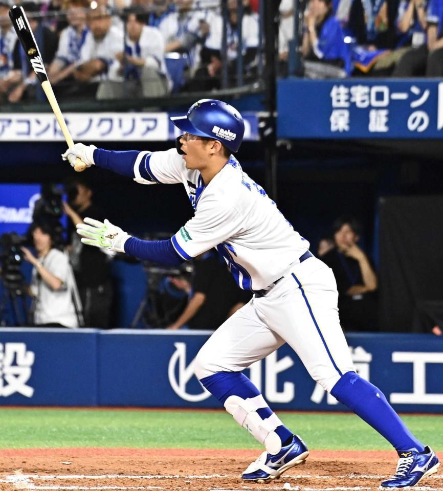 　７回、逆転３ランを放つ京田（撮影・持木克友）