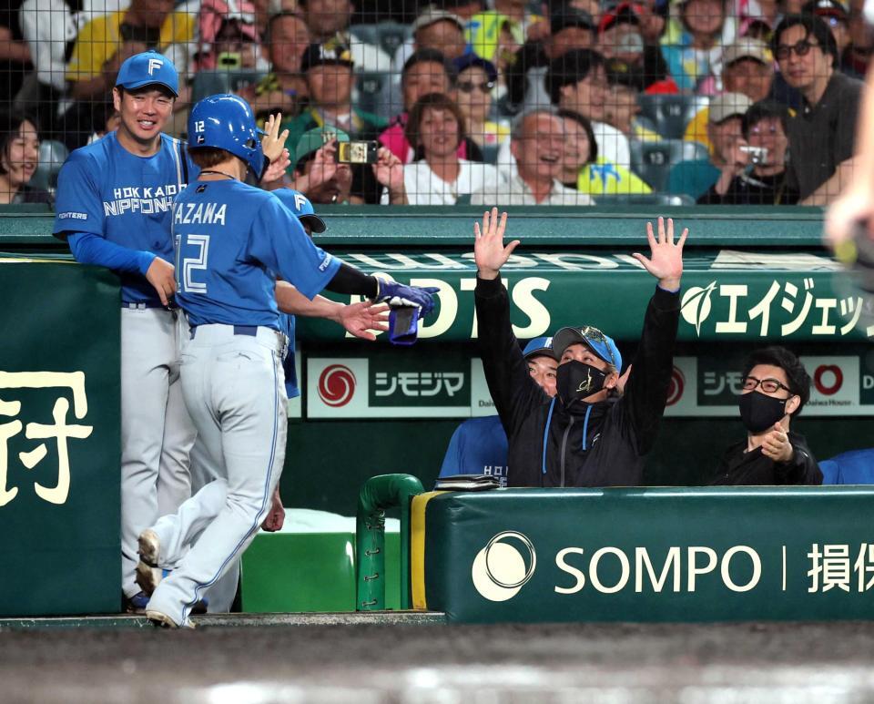 　９回、スクイズで追加点を奪い生還した矢沢を迎える新庄監督（撮影・山口登）