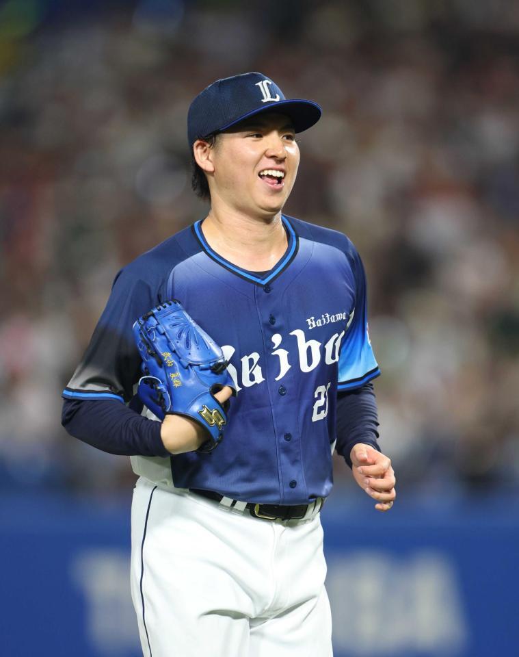 　６回を投げ終え、笑顔でベンチに戻る武内（撮影・石井剣太郎）