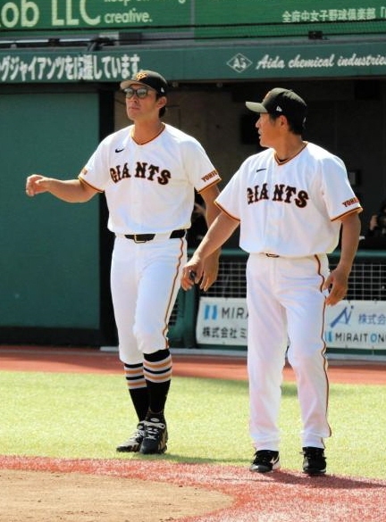 ホームランの判定が覆りベンチを飛び出す石井２軍監督と大田打撃コーチ