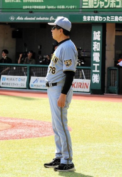 ポール際の判定に抗議する平田２軍監督