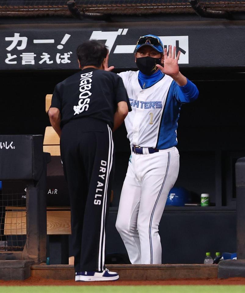 ファーストピッチセレモニーで登場した中山秀征（左）と言葉を交わす新庄監督（撮影・中島達哉）