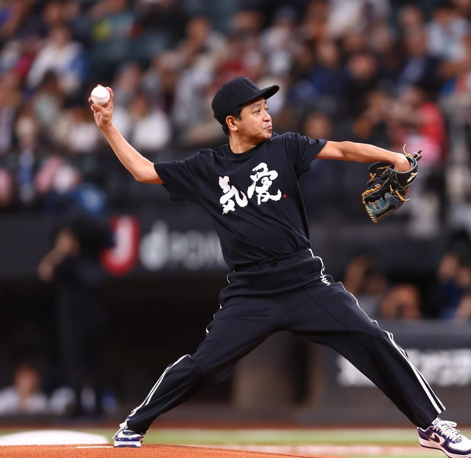 ファーストピッチセレモニーで投球する中山秀征（撮影・中島達哉）