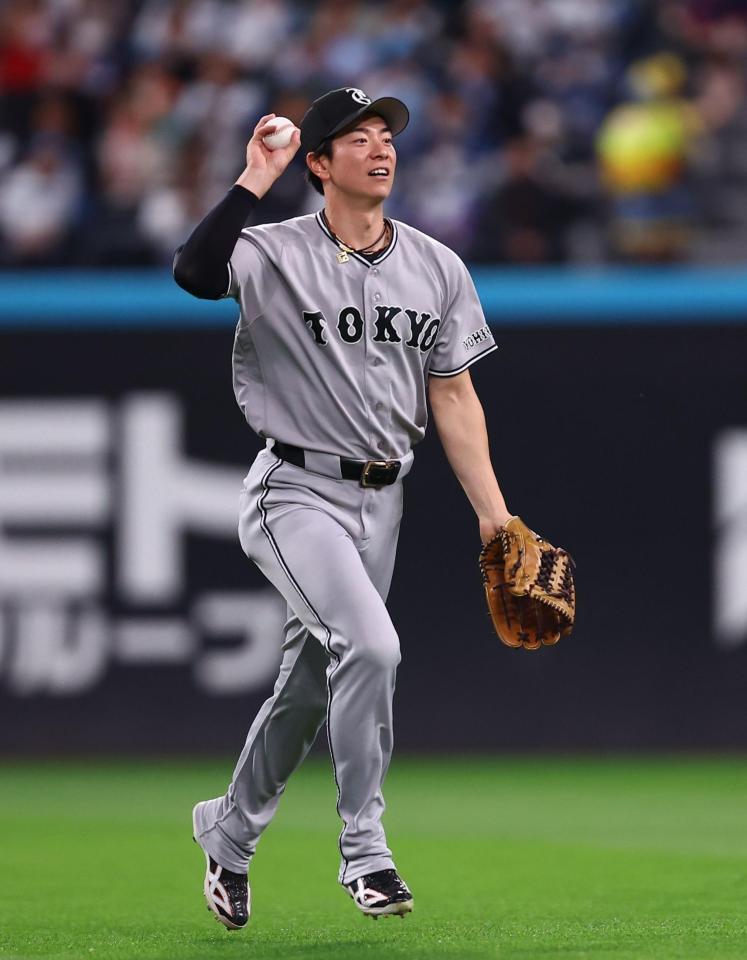 ２回、打者・郡司の打球を捕球し、ベンチに戻る松本（撮影・中島達哉）
