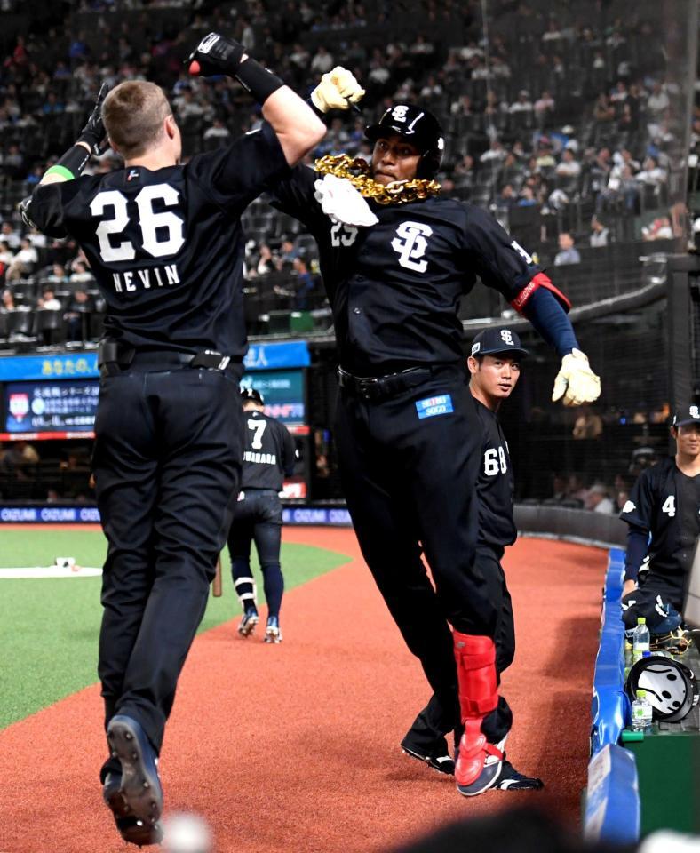 ４回、カナリオは６号ソロを放ち、ネビン（左）とハイタッチ（撮影・佐藤厚）