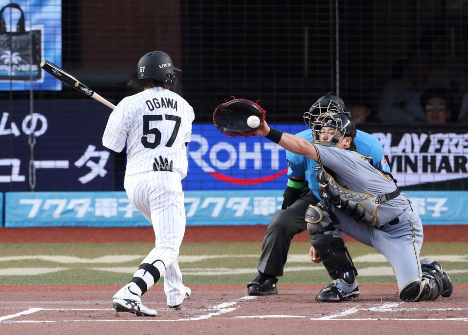１回、初球に死球を受ける小川（撮影・伊藤笙子）