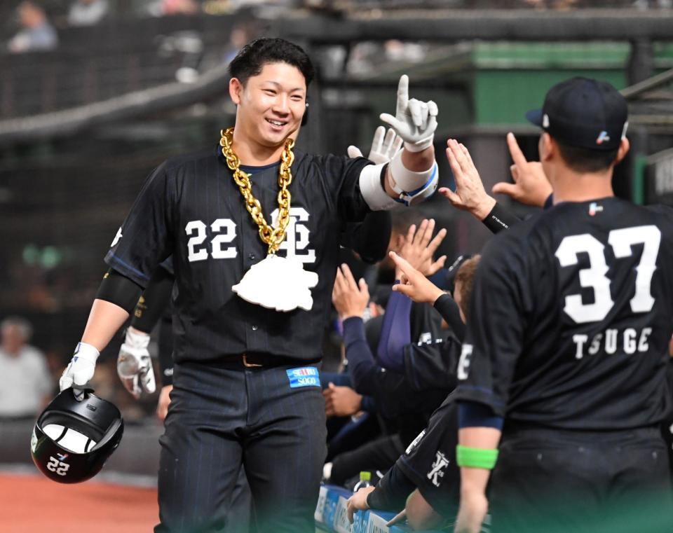 ７回、古賀は左中間に２号２ランを放ちナインに迎えられる（撮影・佐藤厚）