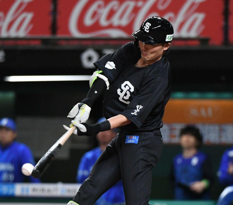 ２回、源田は右線に先制適時打を放つ（撮影・佐藤厚）