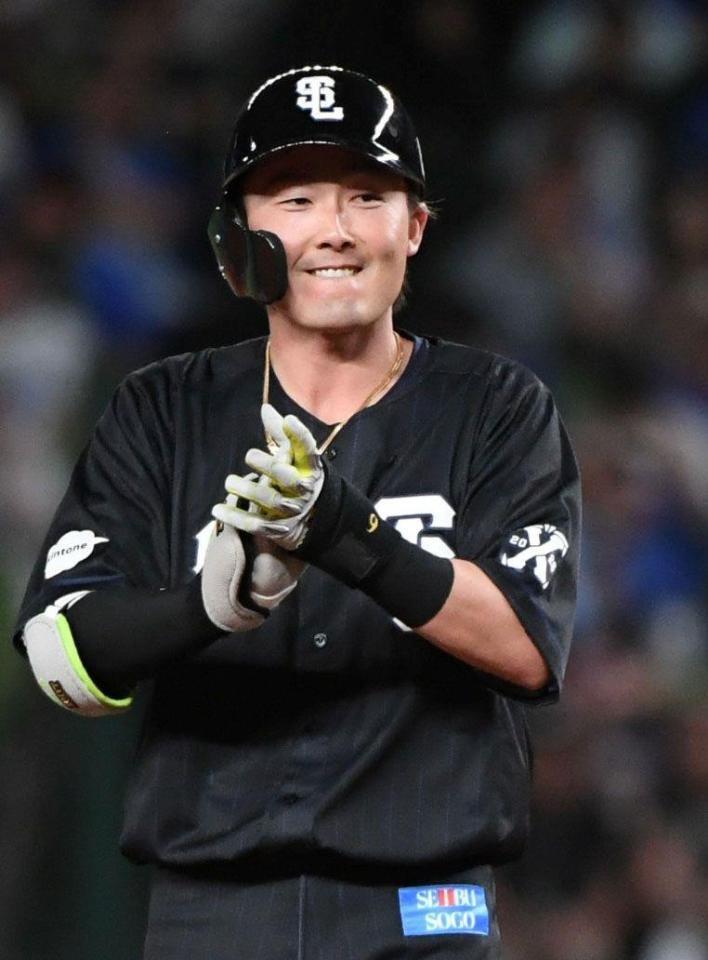 ３回、源田は左翼へ２点適時二塁打を放ち、笑顔を見せる（撮影・佐藤厚）