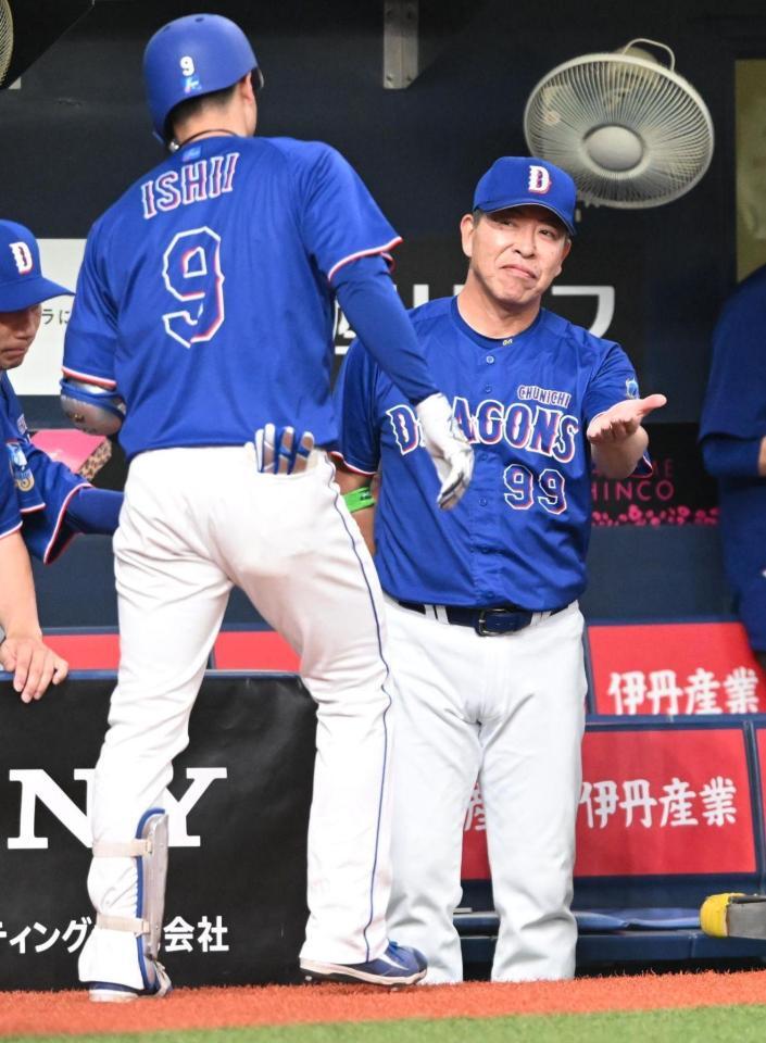 ４回、同点ソロを放った石伊（左）を迎える井上監督（撮影・高部洋祐）