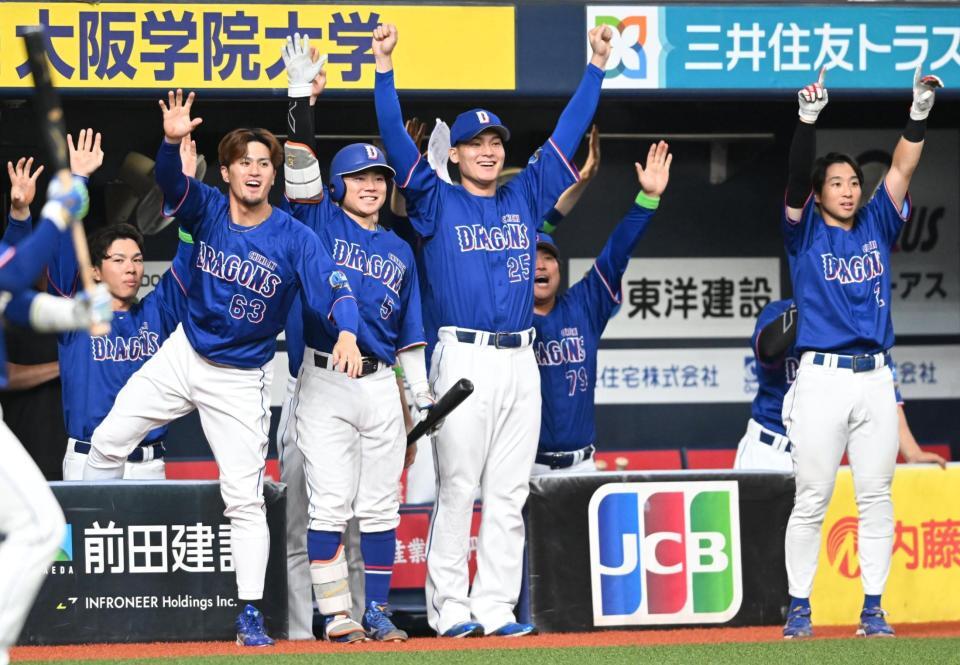 ８回、尾田の安打に盛り上がる中日ナイン（撮影・高部洋祐）