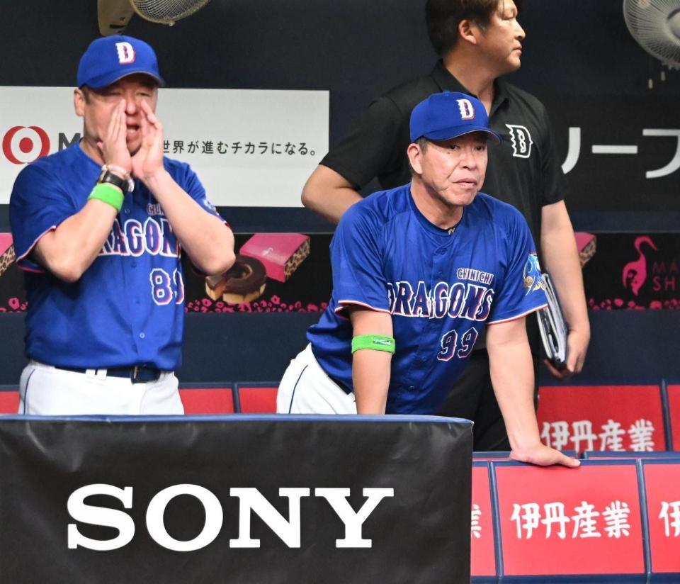３回、戦況を見守る井上監督（右）＝撮影・高部洋祐