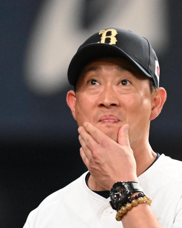 ８回終了後、選手交代を告げベンチに戻るオリックス・岸田護監督＝京セラドーム（撮影・高部洋祐）