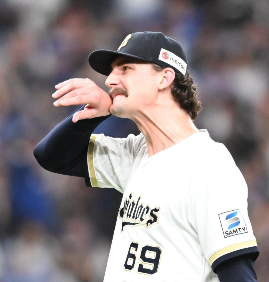 ４回、石伊に同点ソロを浴び、汗をぬぐうジェリー（撮影・高部洋祐）