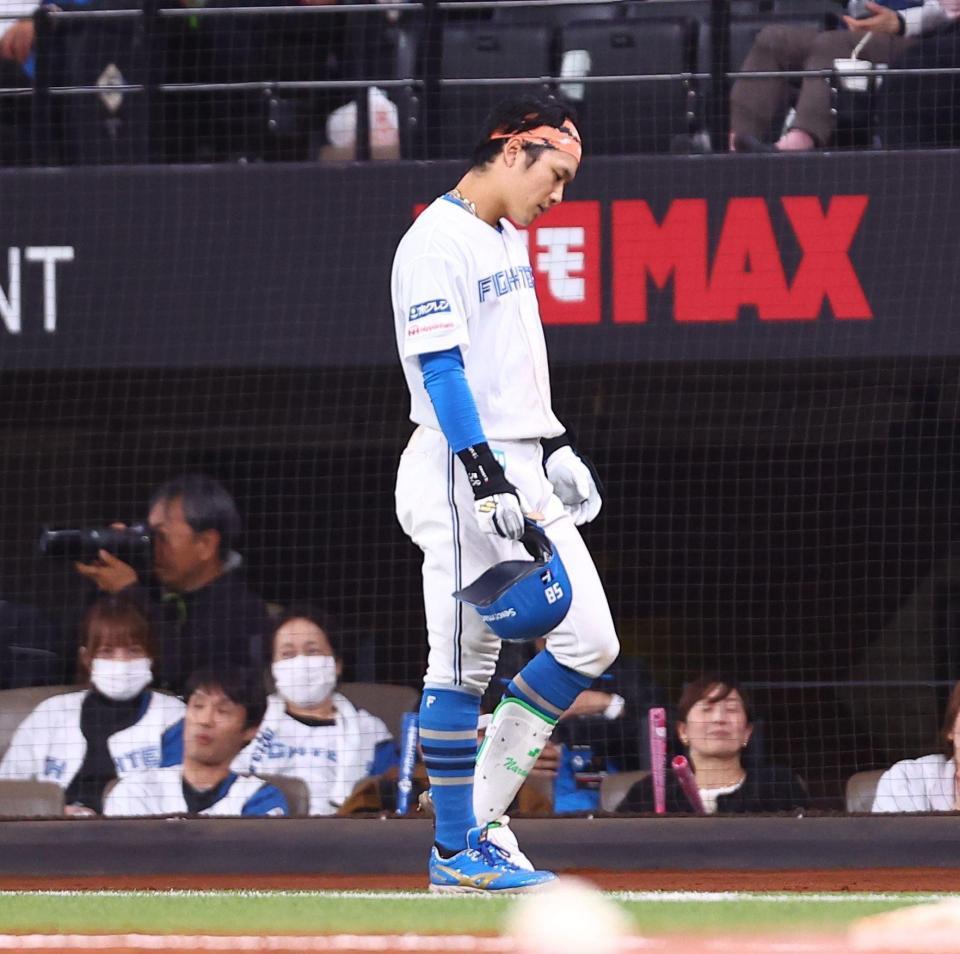５回、同点のチャンスで併殺打に倒れ、肩を落とす奈良間（撮影・中島達哉）