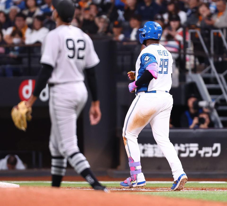 ９回、二ゴロに倒れるレイエス（撮影・中島達哉）