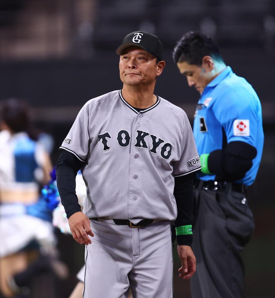 ７回、選手交代を告げる橋上監督代行（撮影・中島達哉）