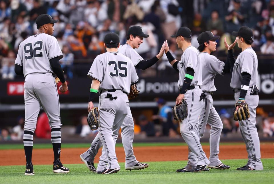 日本ハムに勝利をあげ、タッチを交わす松本（中央）ら巨人ナイン（撮影・中島達哉）