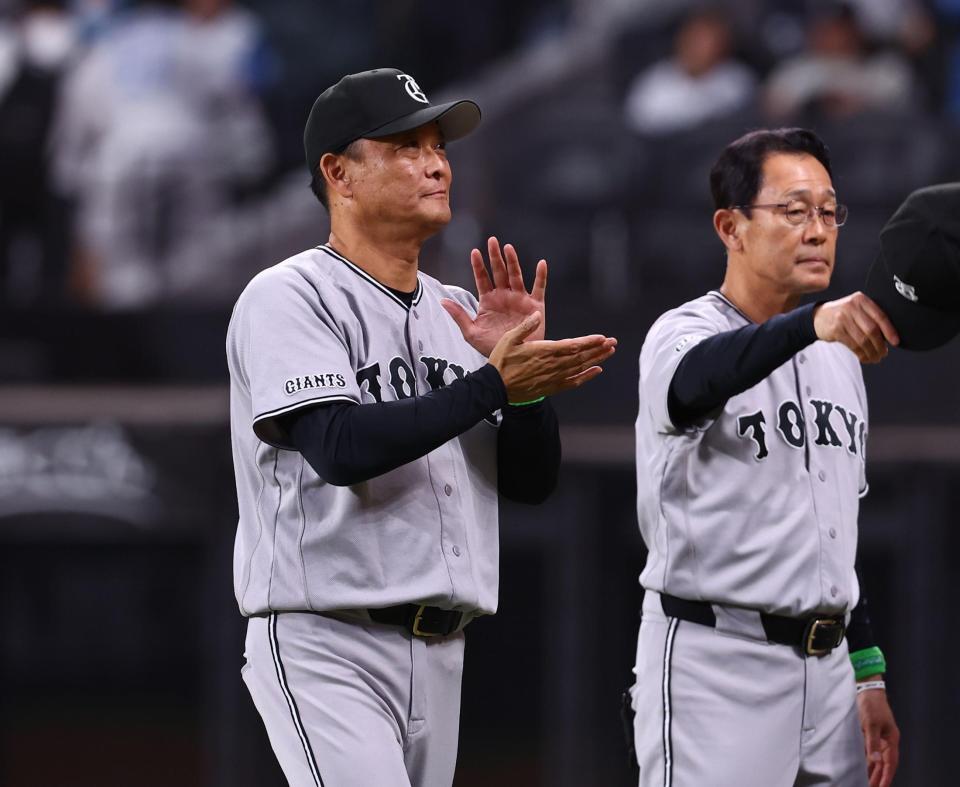 日本ハムに勝利をあげ、手をたたきながら引き揚げる橋上監督代行（左）＝撮影・中島達哉
