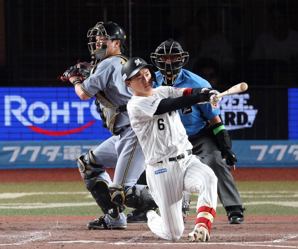 ４回、空振り三振に倒れる西川（撮影・伊藤笙子）