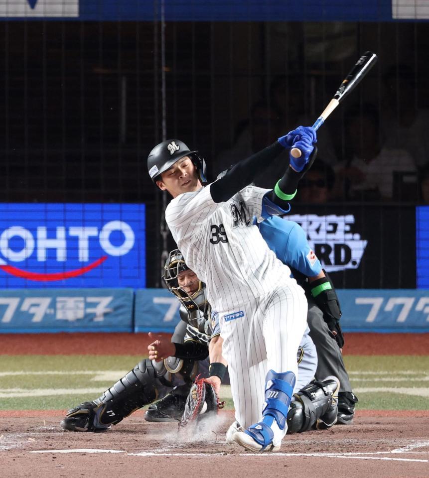 ５回、空振り三振に倒れる井上（撮影・伊藤笙子）