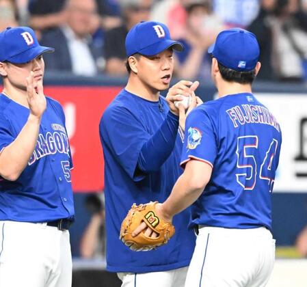 　藤嶋（右）からウイニングボールを受け取る柳（撮影・高部洋祐）