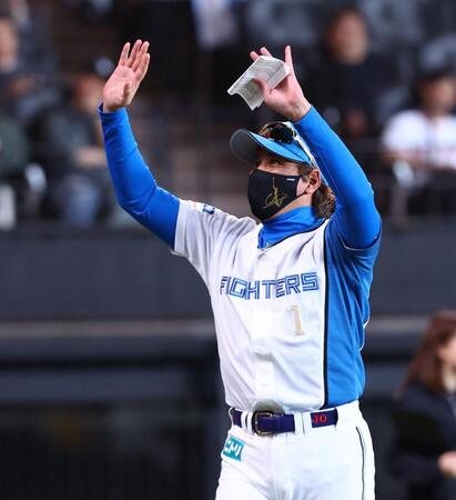 メンバー表を交換し、スタンドのファンに手を振る新庄監督（撮影・中島達哉）