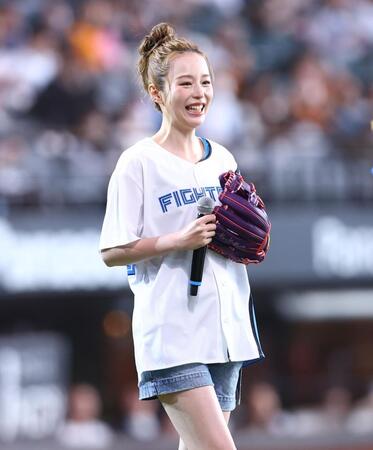 ファーストピッチセレモニーに登場した平野綾（撮影・中島達哉）
