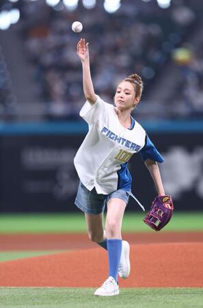 ファーストピッチセレモニーで投球する平野綾（撮影・中島達哉）