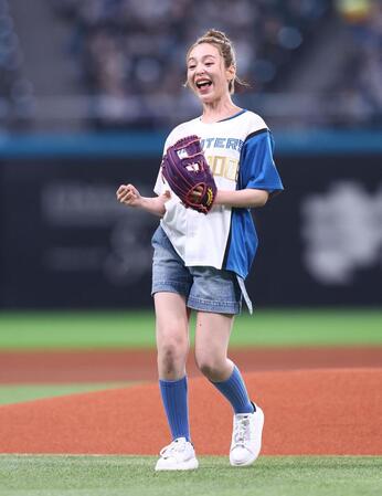 ファーストピッチセレモニーで投球し、笑顔を見せる平野綾（撮影・中島達哉）