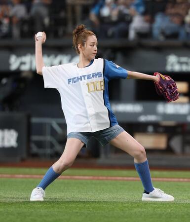始球式を務めた平野綾