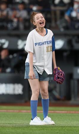 始球式を務めた平野綾