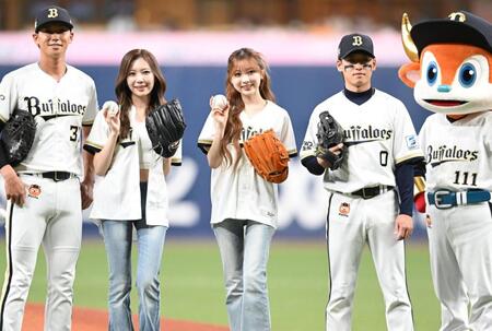 記念写真に納まる（左から）石川、ＮｉｚｉＵ・ＭＡＹＵＫＡ、ＮｉｚｉＵ・ＭＩＩＨＩ、渡部（撮影・高部洋祐）