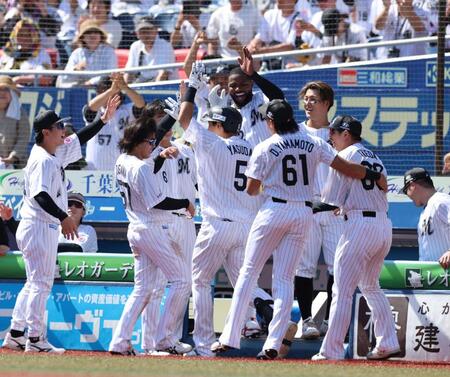 ２回、同点ソロを放ちナインに迎えられる安田（撮影・山口登）