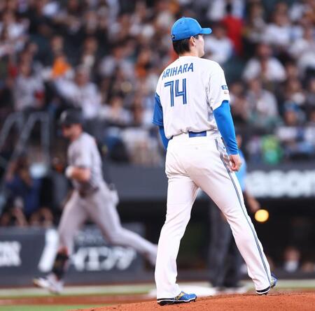 ２回、キャベッジ（左）にソロを浴びる有原（撮影・中島達哉）
