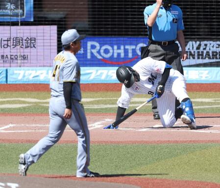 ２回、村上（手前）の前に空振り三振に倒れる井上（撮影・伊藤笙子）