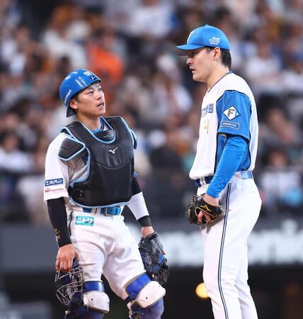 ３回、追加点を許し、梅林（左）とマウンドで話す有原（撮影・中島達哉）