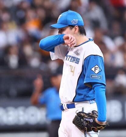 ３回、追加点を許し、汗をぬぐう有原（撮影・中島達哉）