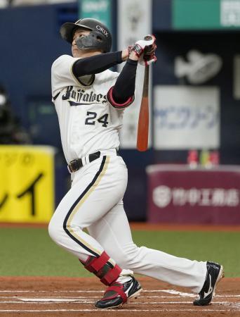 　１回オリックス１死二塁、紅林が左越えに先制２ランを放つ＝京セラドーム