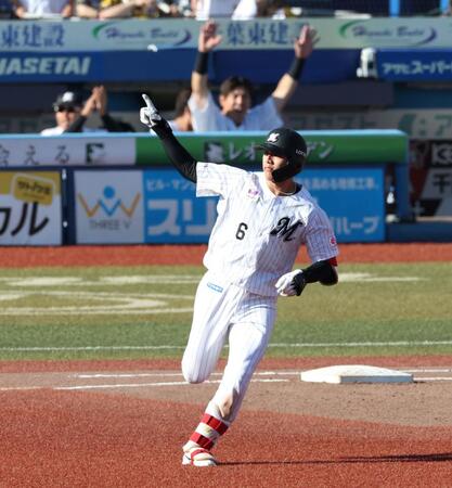８回、右越えソロを放ち、ライトスタンドを指さす西川（撮影・伊藤笙子）