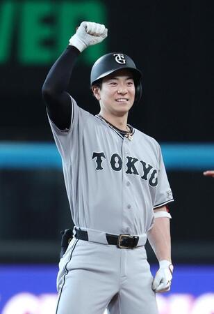 １回、先制二塁打を放ち、塁上でガッツポーズする松本